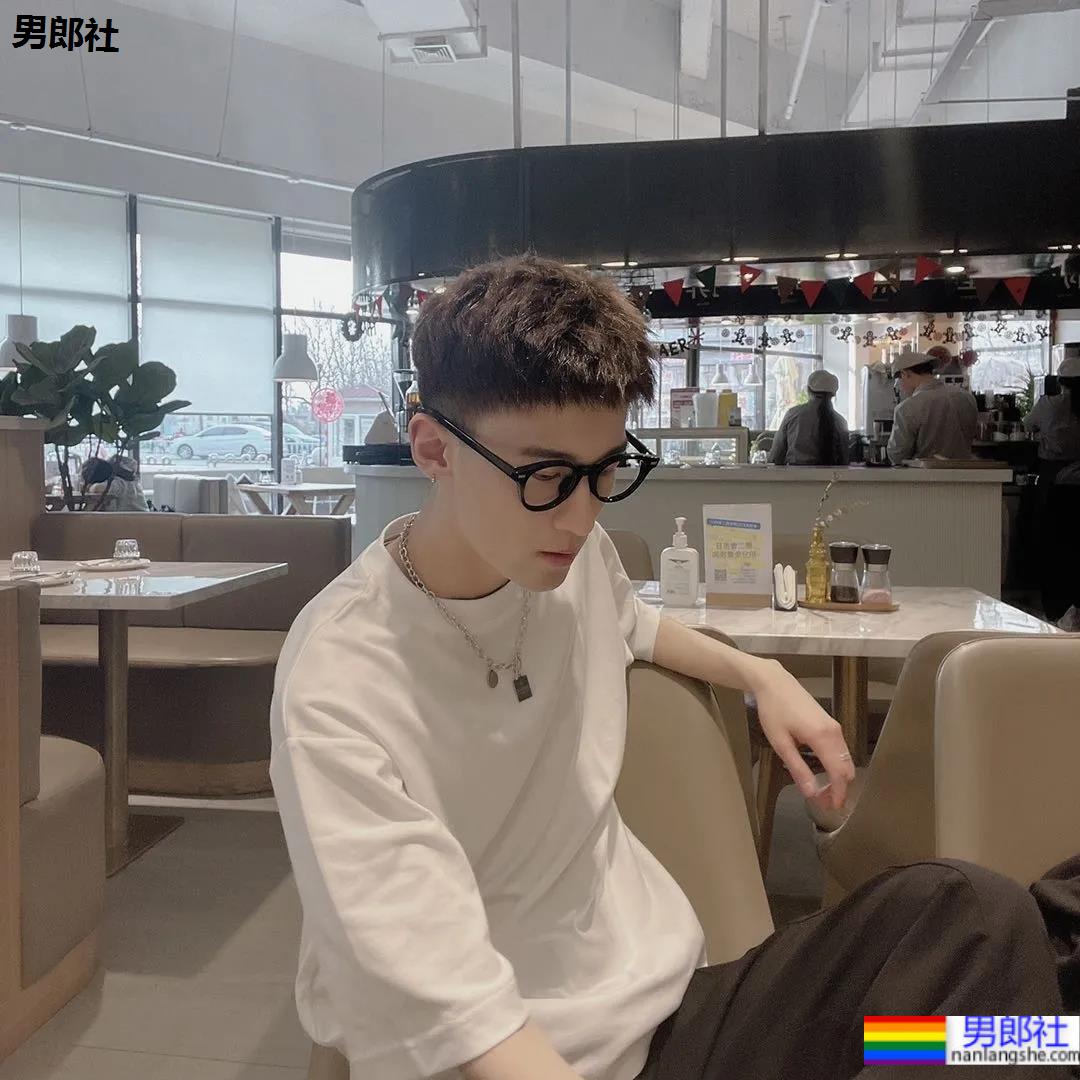 00后自拍的腹肌小哥哥，发育的太好了 - 51虹马