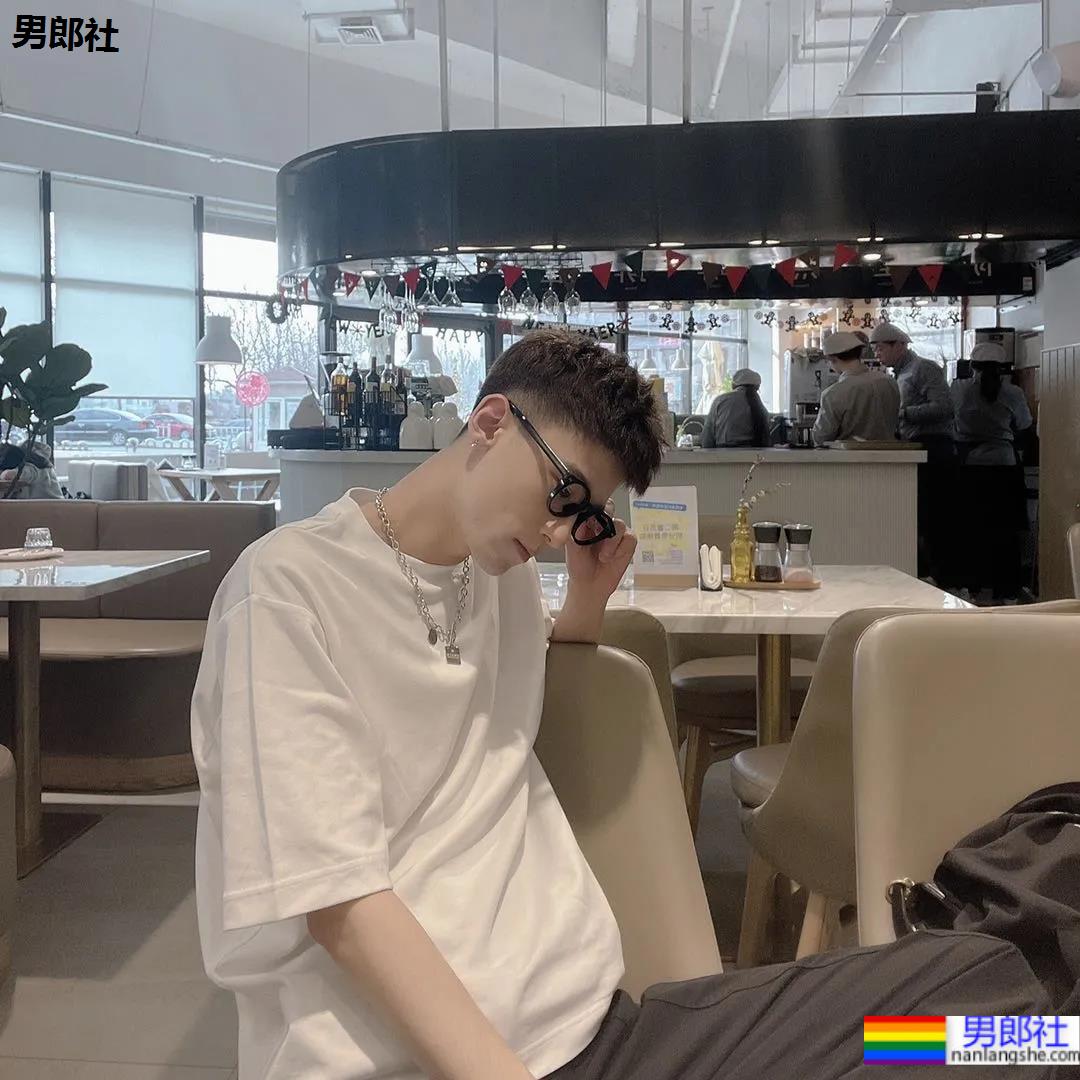 00后自拍的腹肌小哥哥，发育的太好了 - 51虹马