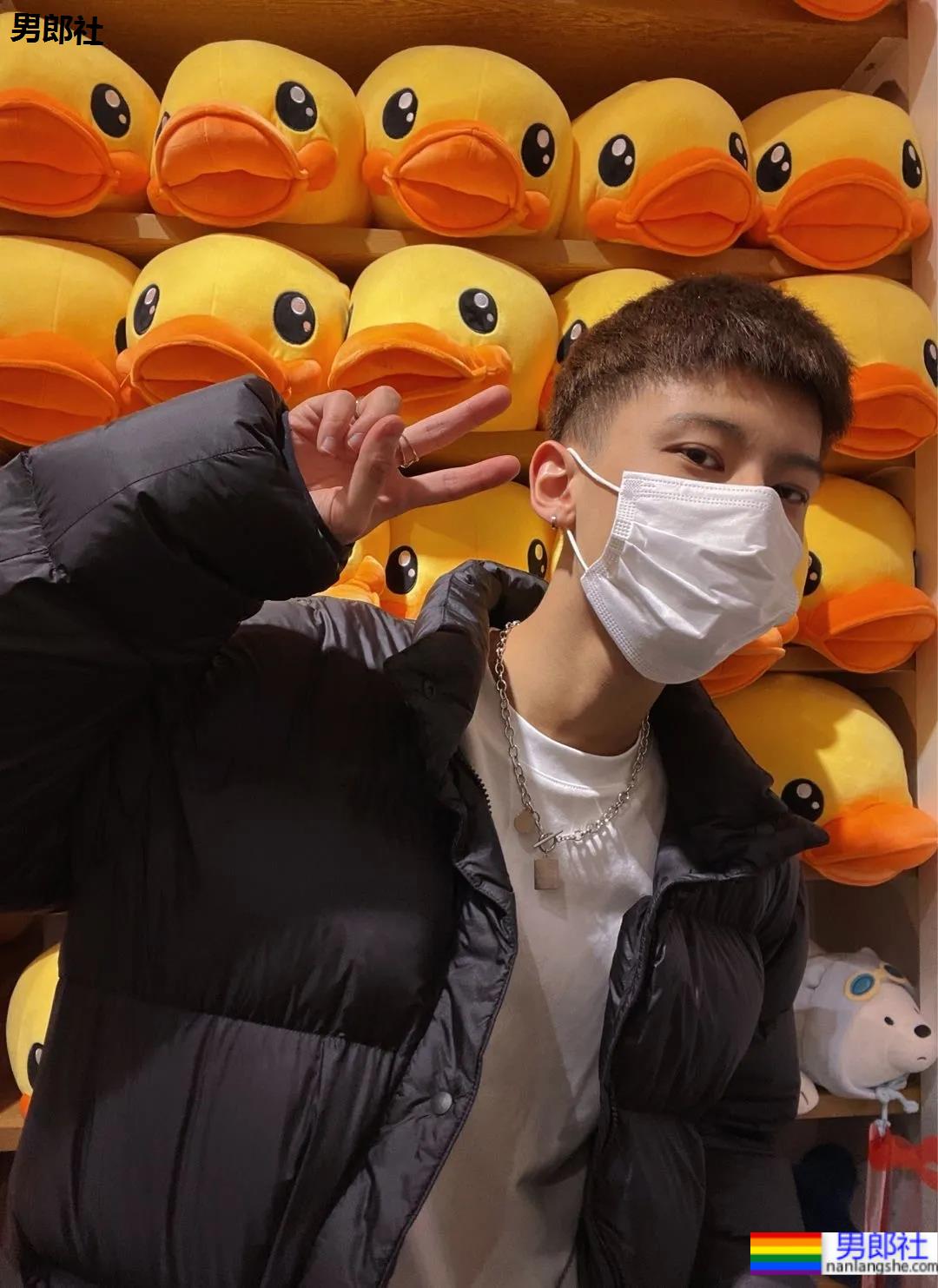 00后自拍的腹肌小哥哥，发育的太好了 - 51虹马