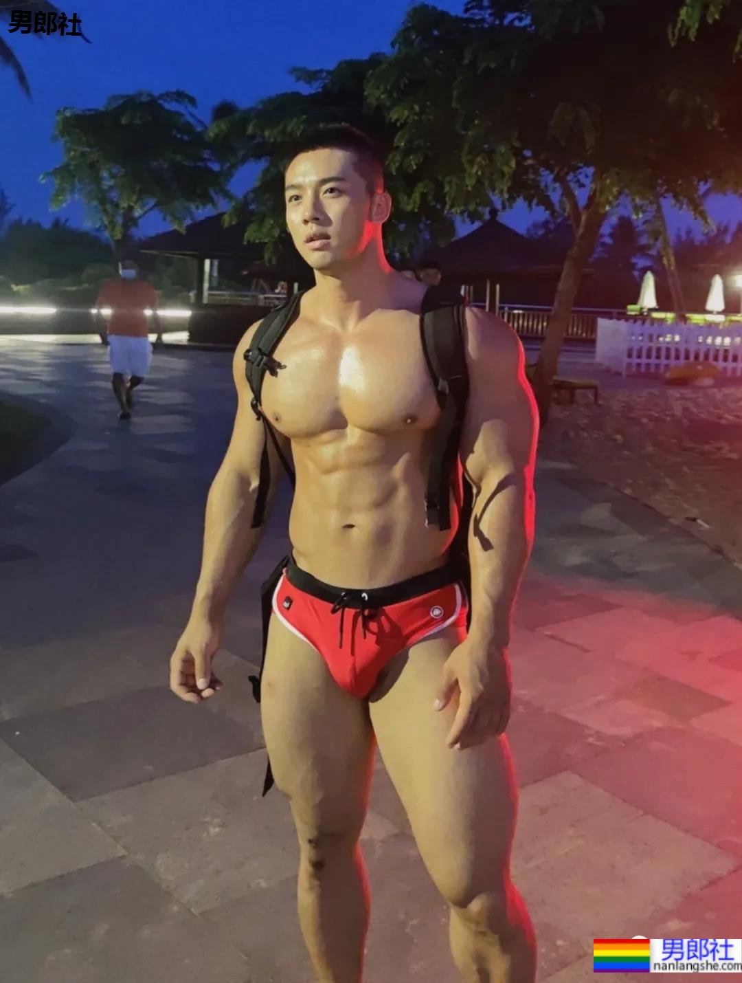穿红泳裤的肌肉男竟然是他！这反差也太大了！-51虹马