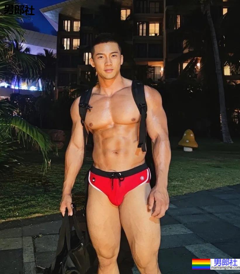穿红泳裤的肌肉男竟然是他！这反差也太大了！ - 51虹马