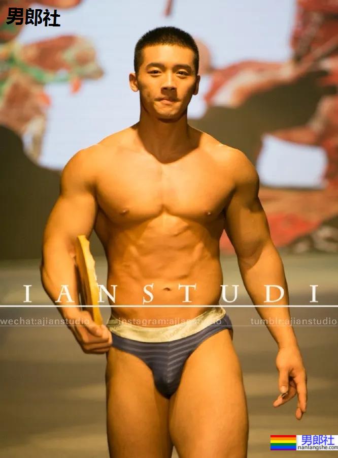 穿红泳裤的肌肉男竟然是他！这反差也太大了！ - 51虹马