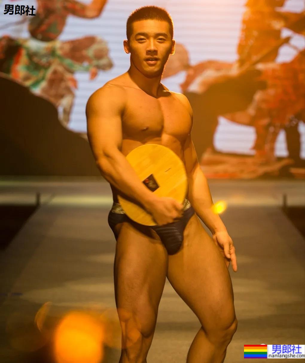 穿红泳裤的肌肉男竟然是他！这反差也太大了！ - 51虹马