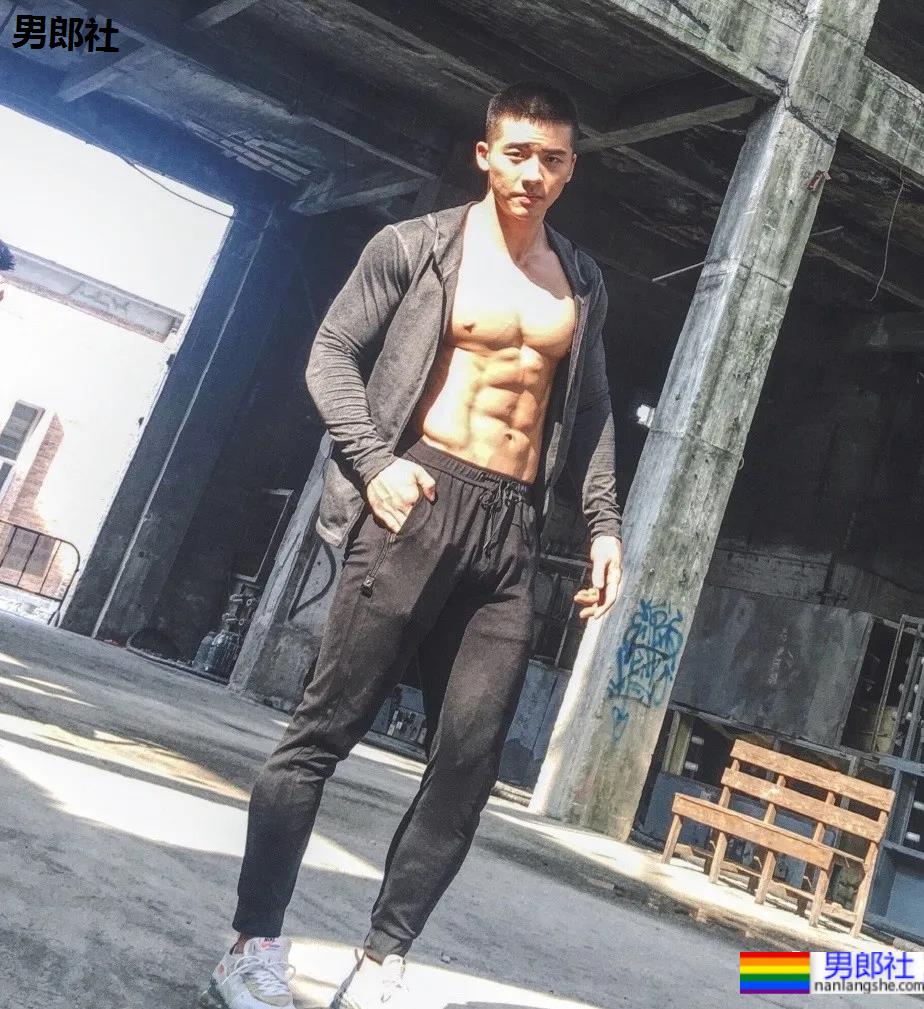 穿红泳裤的肌肉男竟然是他！这反差也太大了！ - 51虹马