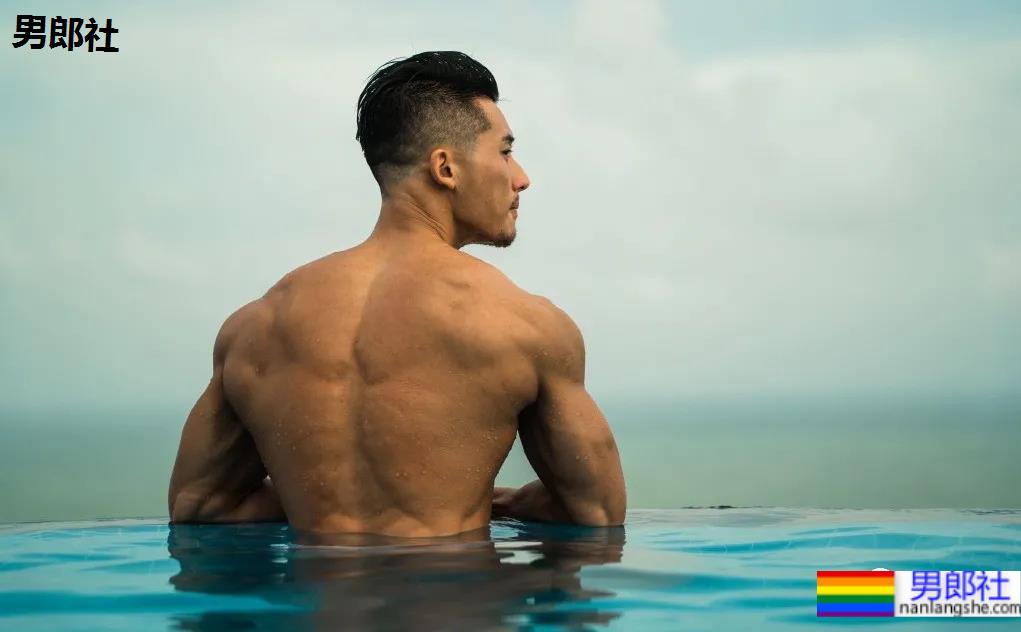 穿红泳裤的肌肉男竟然是他！这反差也太大了！ - 51虹马