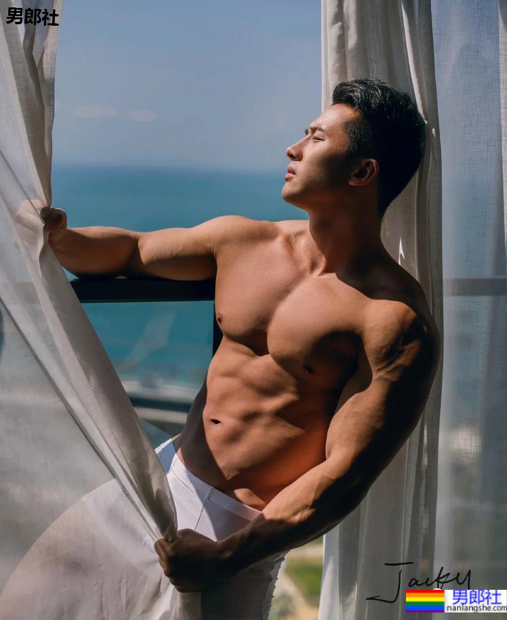 穿红泳裤的肌肉男竟然是他！这反差也太大了！ - 51虹马