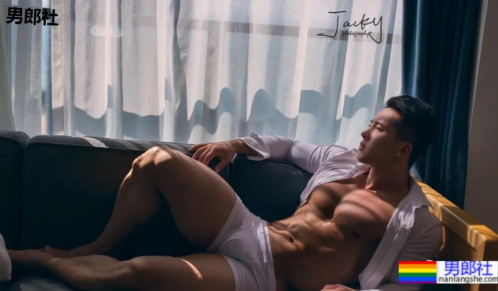 穿红泳裤的肌肉男竟然是他！这反差也太大了！ - 51虹马