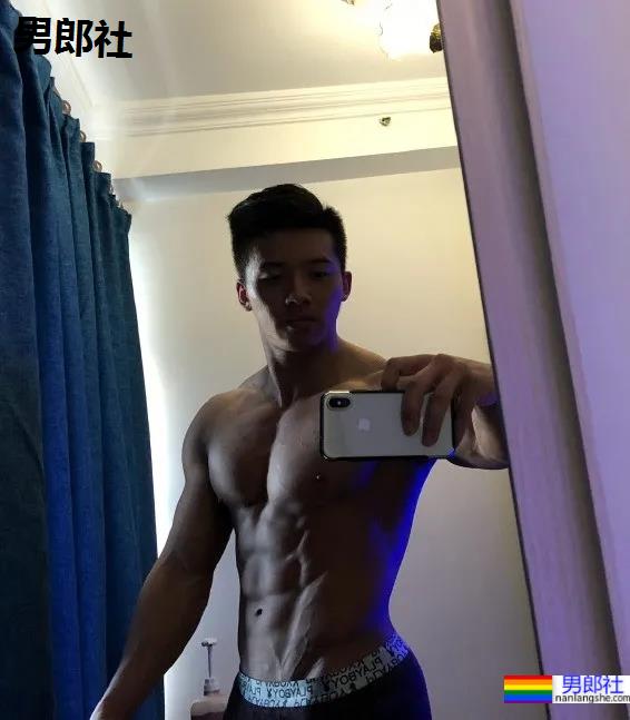 穿红泳裤的肌肉男竟然是他！这反差也太大了！ - 51虹马