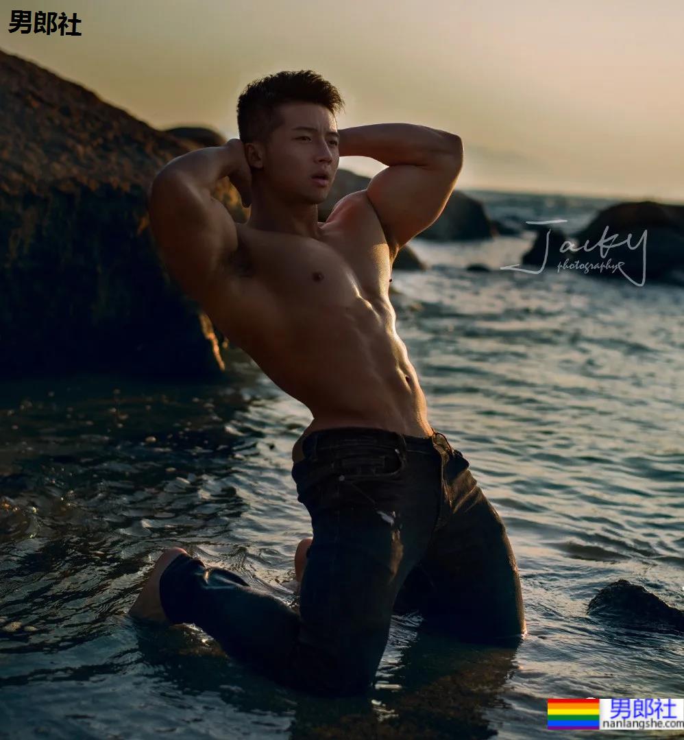 穿红泳裤的肌肉男竟然是他！这反差也太大了！ - 51虹马