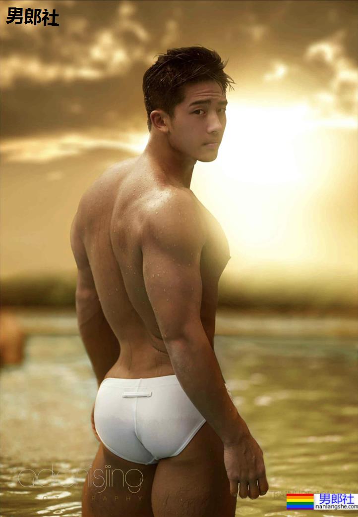 穿红泳裤的肌肉男竟然是他！这反差也太大了！ - 51虹马