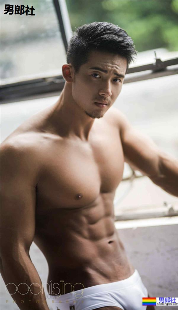 穿红泳裤的肌肉男竟然是他！这反差也太大了！ - 51虹马