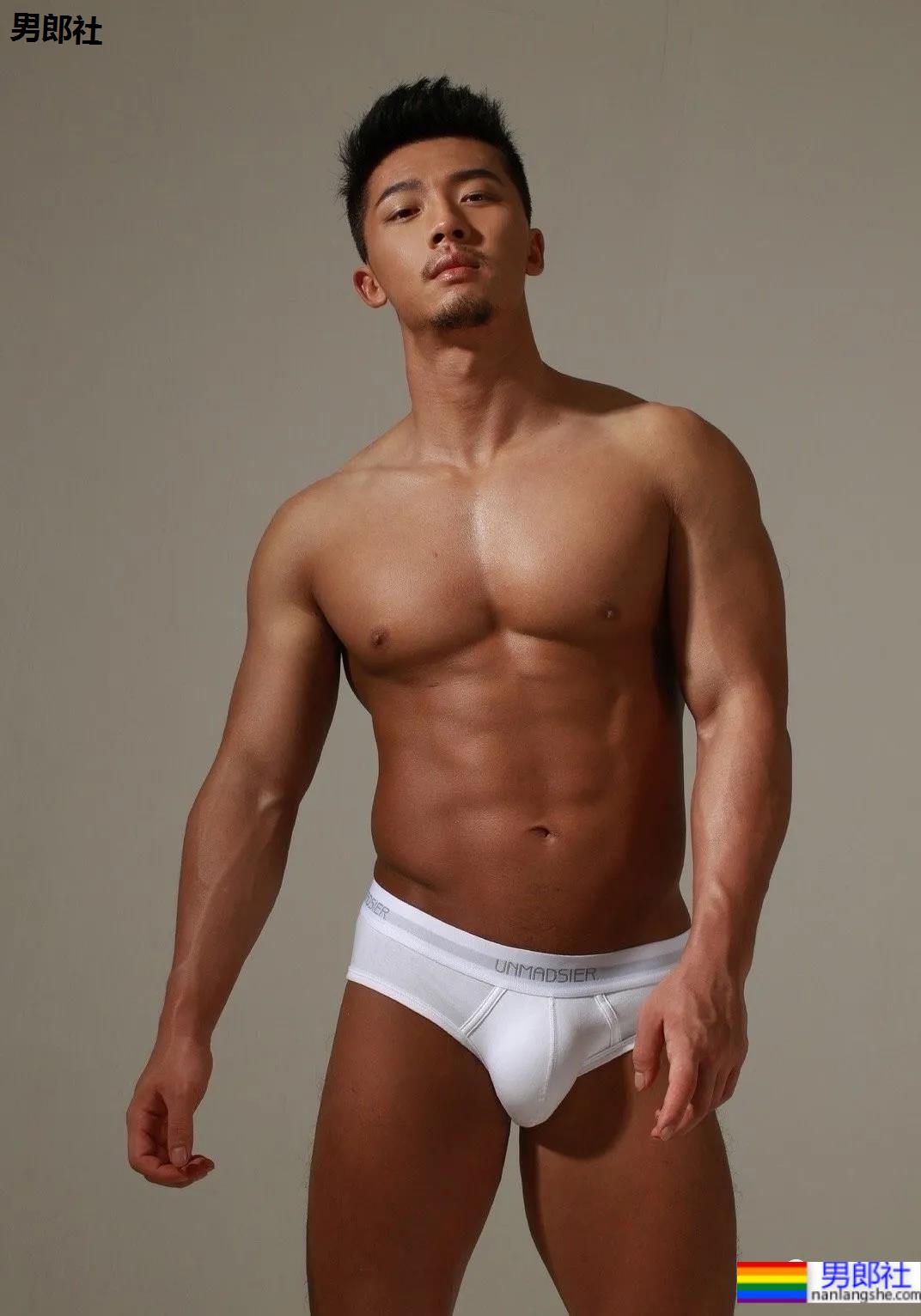 穿红泳裤的肌肉男竟然是他！这反差也太大了！ - 51虹马