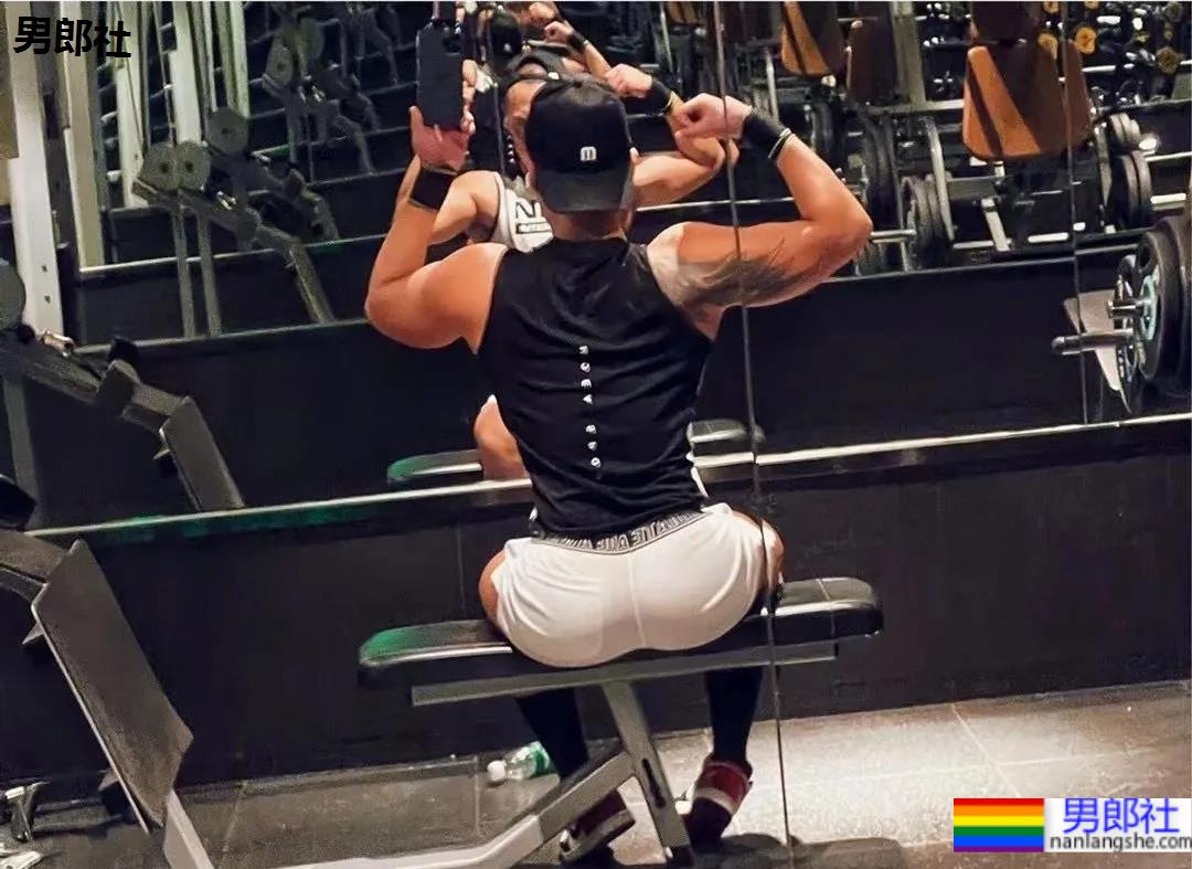 专访推特网黄「金刚怼怼」 - 51虹马