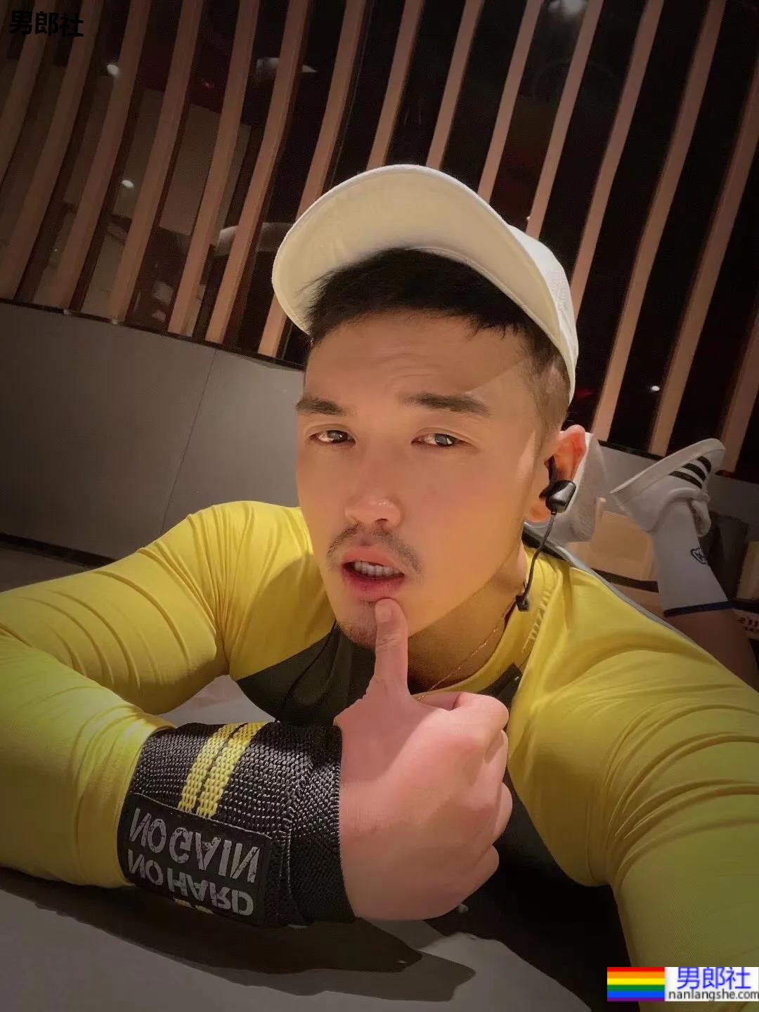 专访推特网黄「金刚怼怼」 - 51虹马