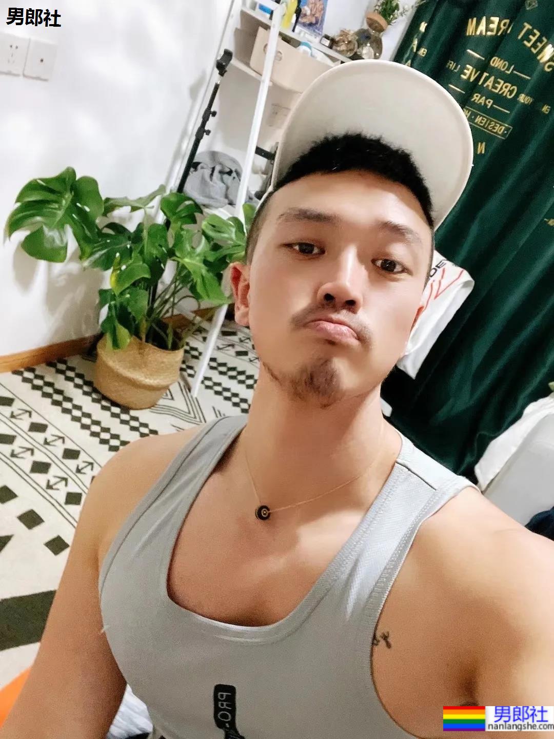 专访推特网黄「金刚怼怼」 - 51虹马