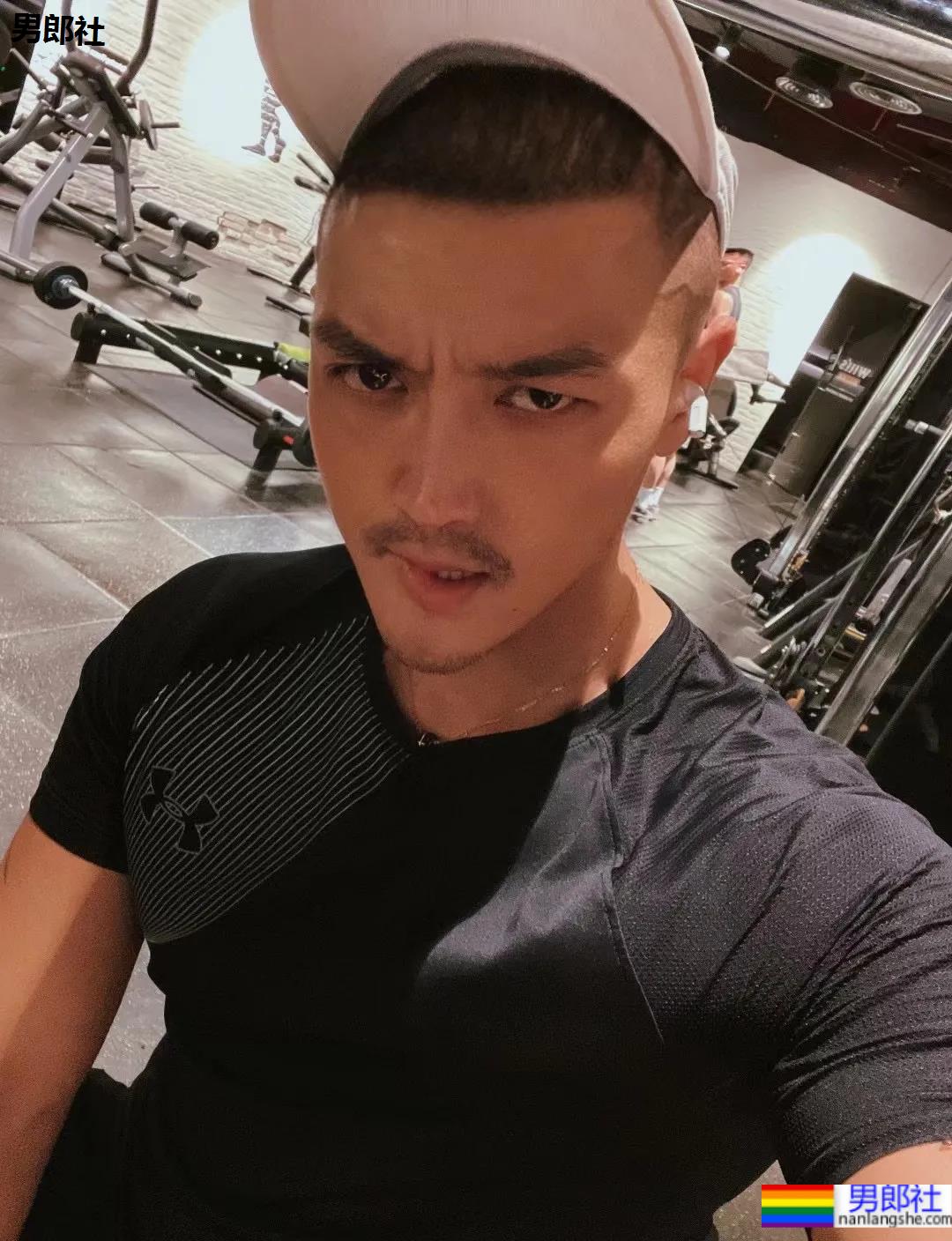 专访推特网黄「金刚怼怼」 - 51虹马