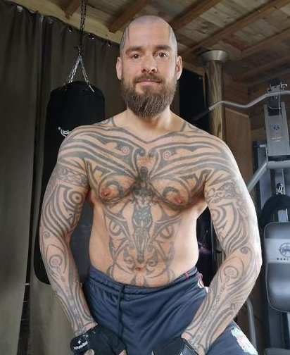 前G片男星拍戏只为钱 反对同志教育及同志领养孩子-51虹马