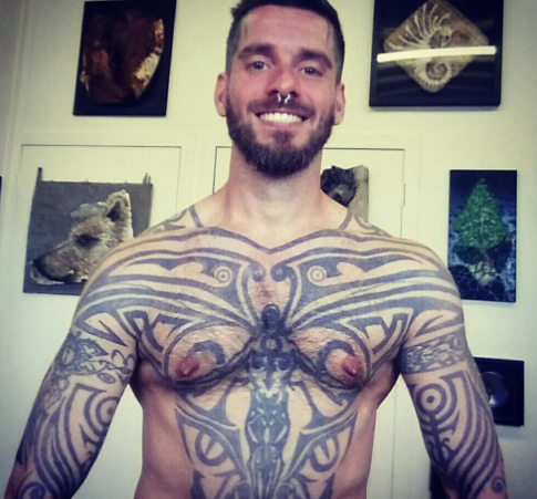 前G片男星拍戏只为钱 反对同志教育及同志领养孩子 - 51虹马