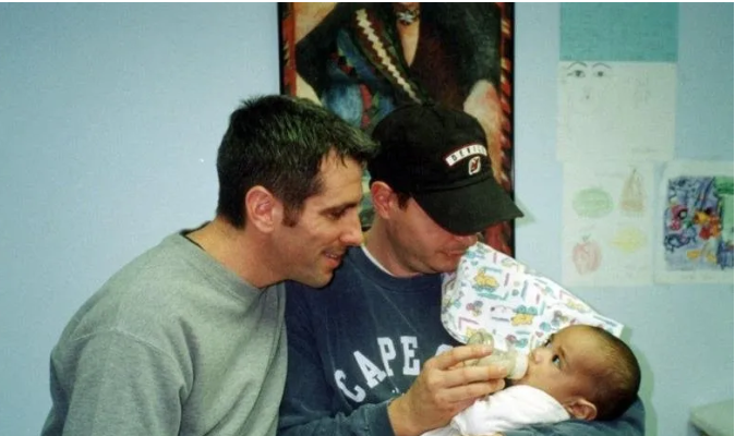 同志夫夫20年前地铁站寻获弃婴 现在他们是最幸福的一家人-51虹马