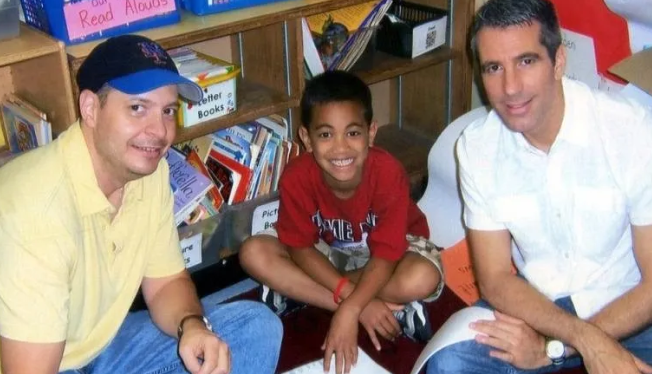 同志夫夫20年前地铁站寻获弃婴 现在他们是最幸福的一家人 - 51虹马