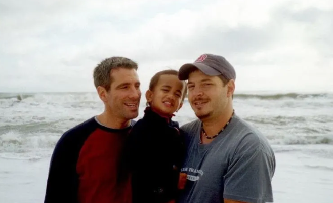 同志夫夫20年前地铁站寻获弃婴 现在他们是最幸福的一家人 - 51虹马