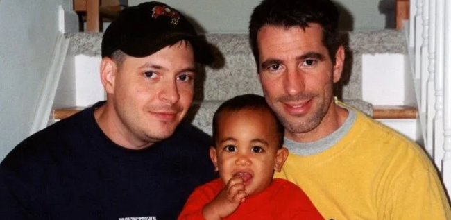 同志夫夫20年前地铁站寻获弃婴 现在他们是最幸福的一家人 - 51虹马