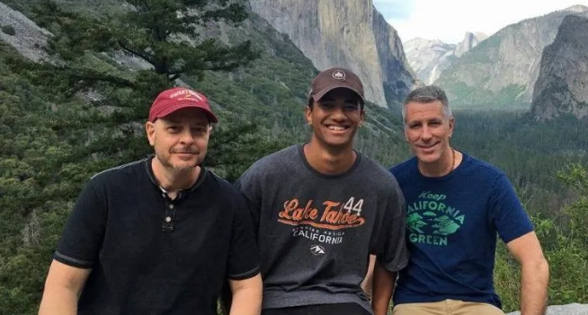 同志夫夫20年前地铁站寻获弃婴 现在他们是最幸福的一家人 - 51虹马