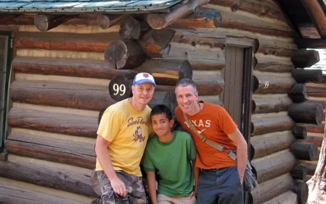 同志夫夫20年前地铁站寻获弃婴 现在他们是最幸福的一家人 - 51虹马