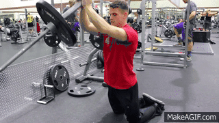 强化上胸的好动作：跪姿T杠胸推 - 51虹马