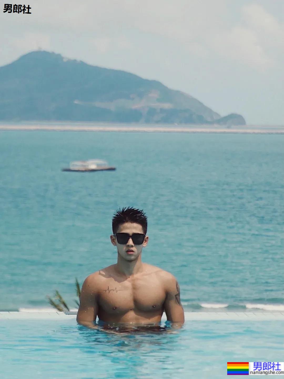 寸头体育生小哥泳池炫腹,这身材这腹肌也太A了吧!-51虹马