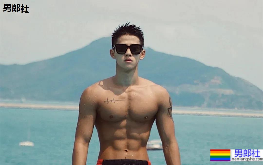 寸头体育生小哥泳池炫腹，这身材这腹肌也太A了吧！ - 51虹马