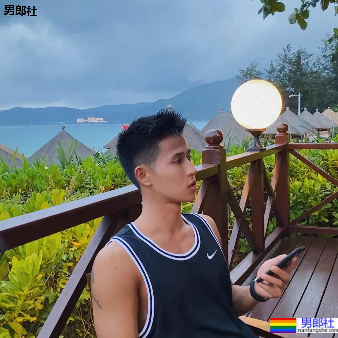 寸头体育生小哥泳池炫腹，这身材这腹肌也太A了吧！ - 51虹马