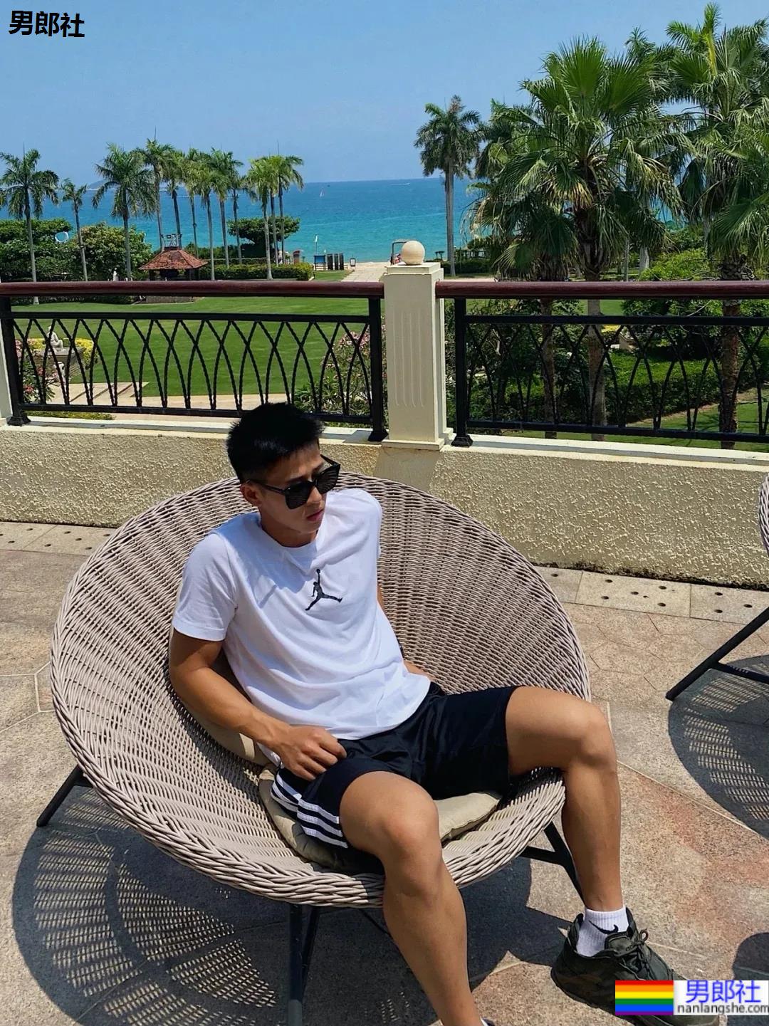 寸头体育生小哥泳池炫腹，这身材这腹肌也太A了吧！ - 51虹马