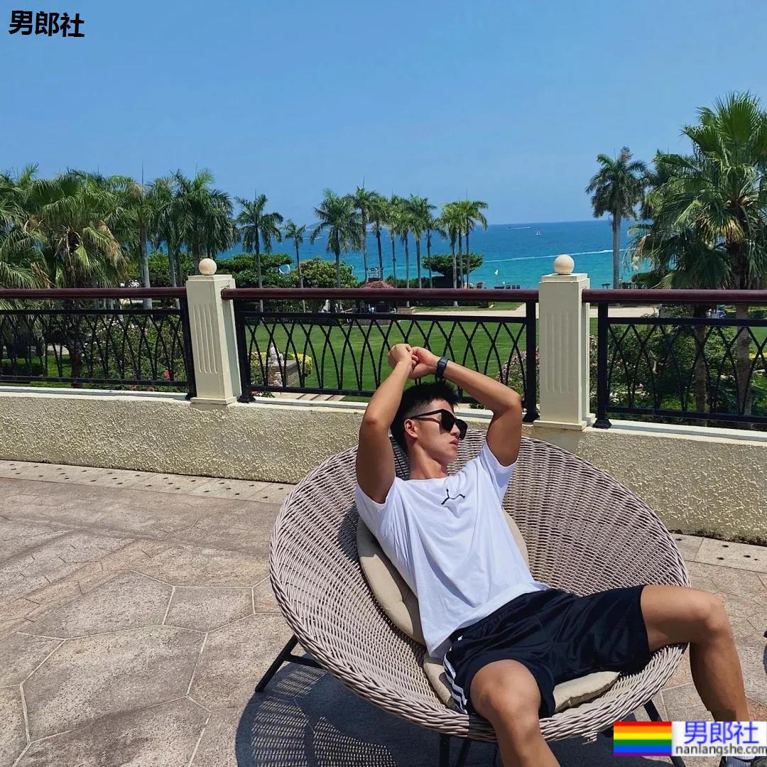 寸头体育生小哥泳池炫腹，这身材这腹肌也太A了吧！ - 51虹马