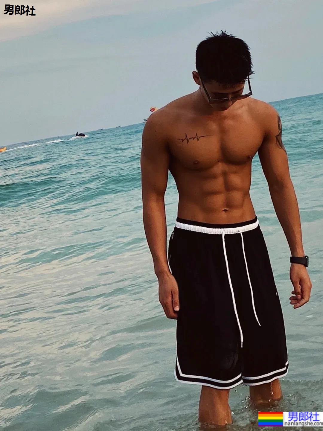 寸头体育生小哥泳池炫腹，这身材这腹肌也太A了吧！ - 51虹马