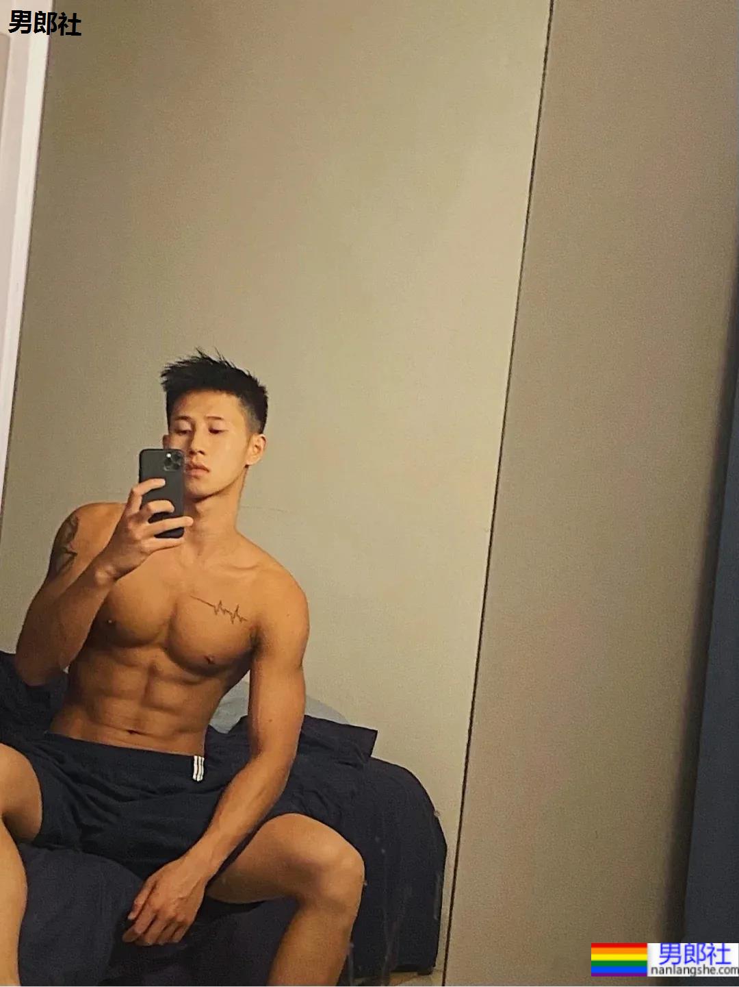 寸头体育生小哥泳池炫腹，这身材这腹肌也太A了吧！ - 51虹马