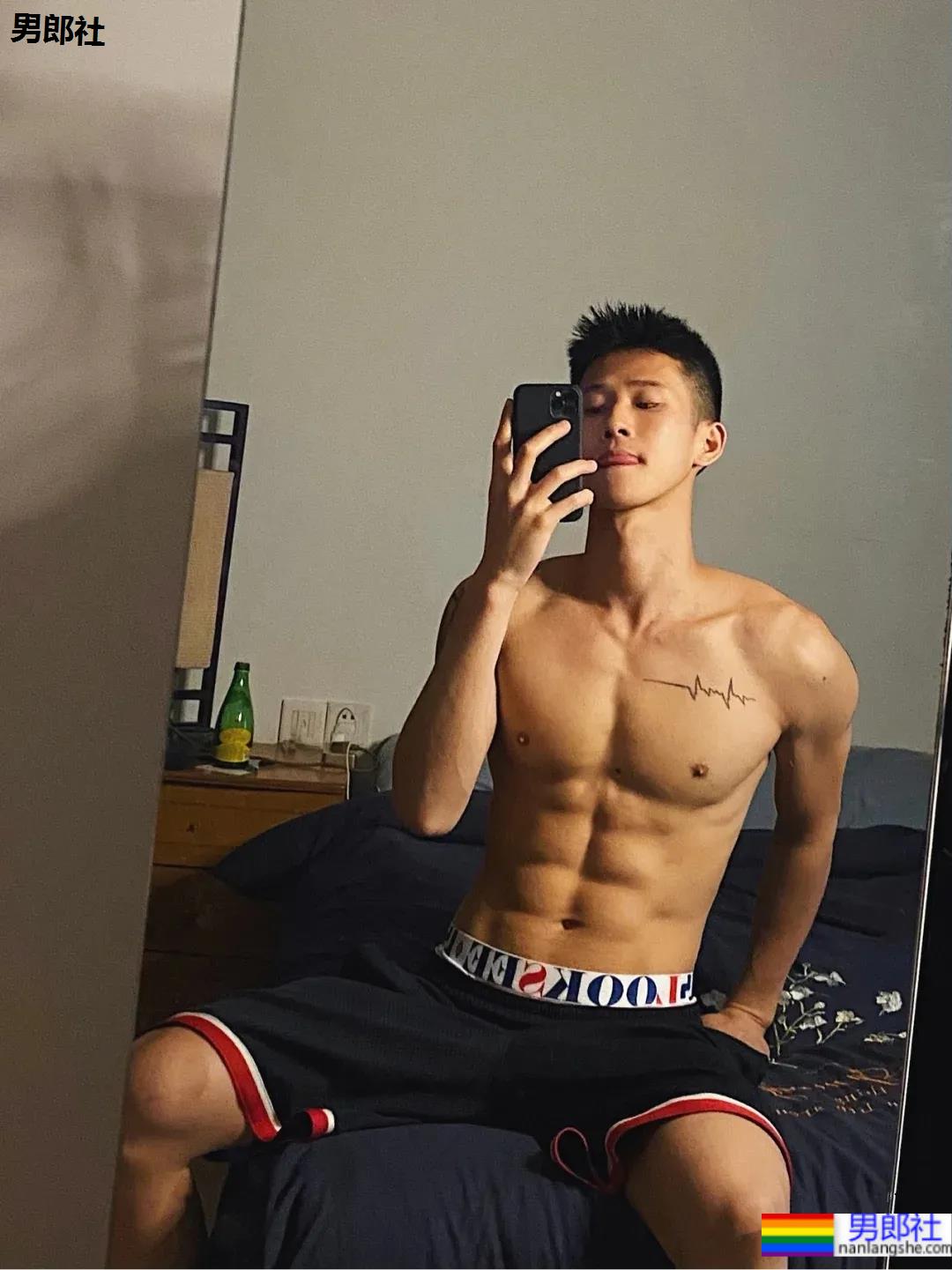 寸头体育生小哥泳池炫腹，这身材这腹肌也太A了吧！ - 51虹马