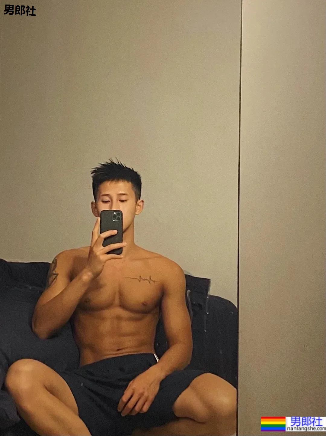 寸头体育生小哥泳池炫腹，这身材这腹肌也太A了吧！ - 51虹马