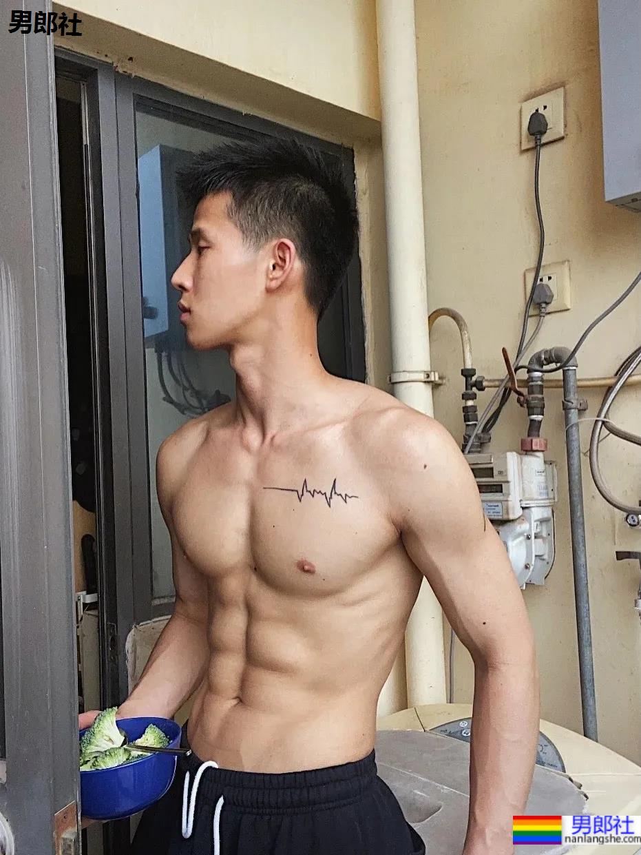 寸头体育生小哥泳池炫腹，这身材这腹肌也太A了吧！ - 51虹马