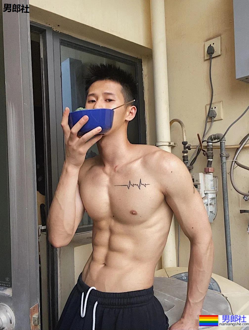 寸头体育生小哥泳池炫腹，这身材这腹肌也太A了吧！ - 51虹马