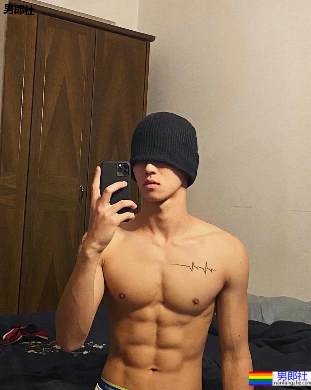 寸头体育生小哥泳池炫腹，这身材这腹肌也太A了吧！ - 51虹马