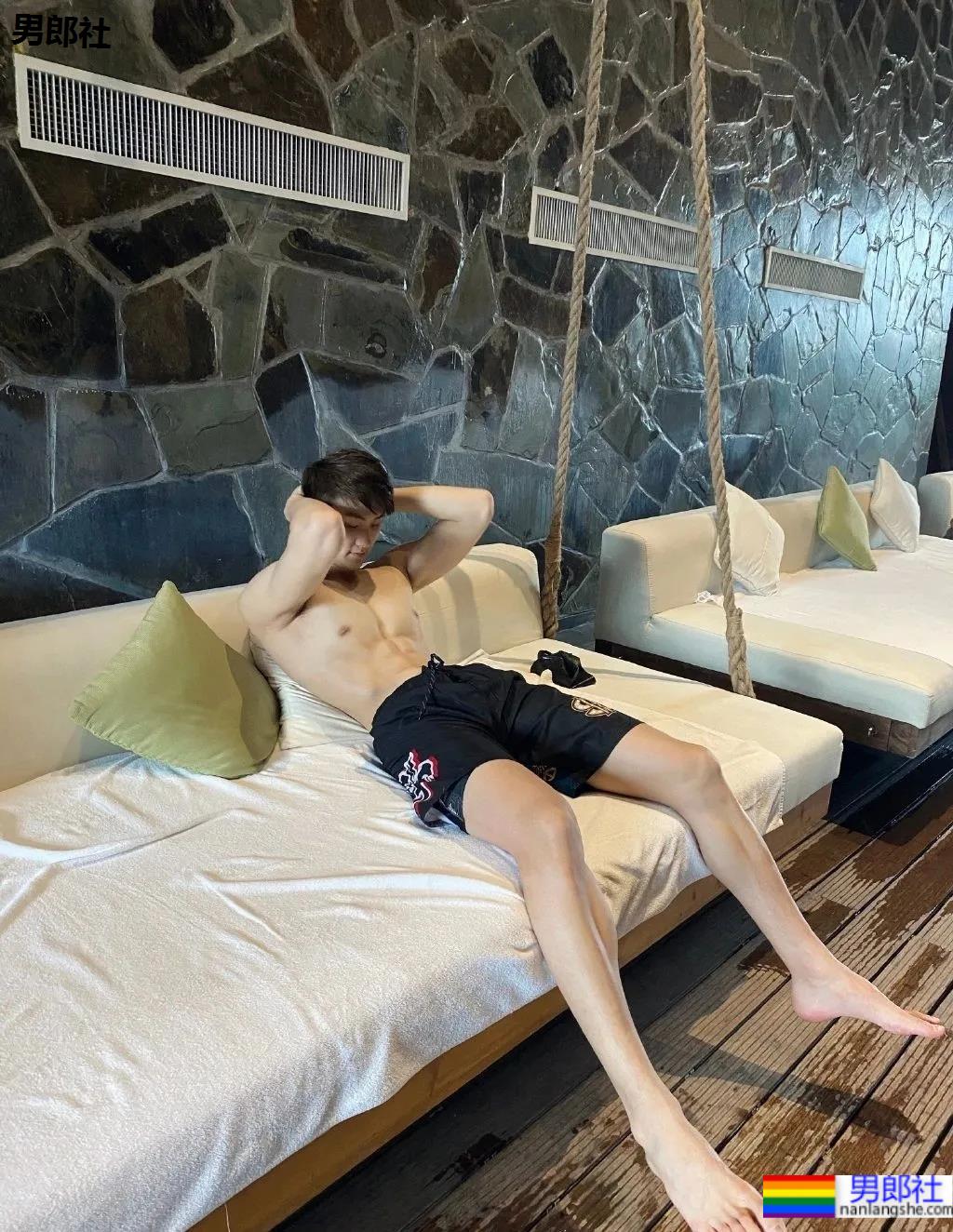 196CM沈阳体院的小哥哥，穿灰裤子简直太A了！ - 51虹马