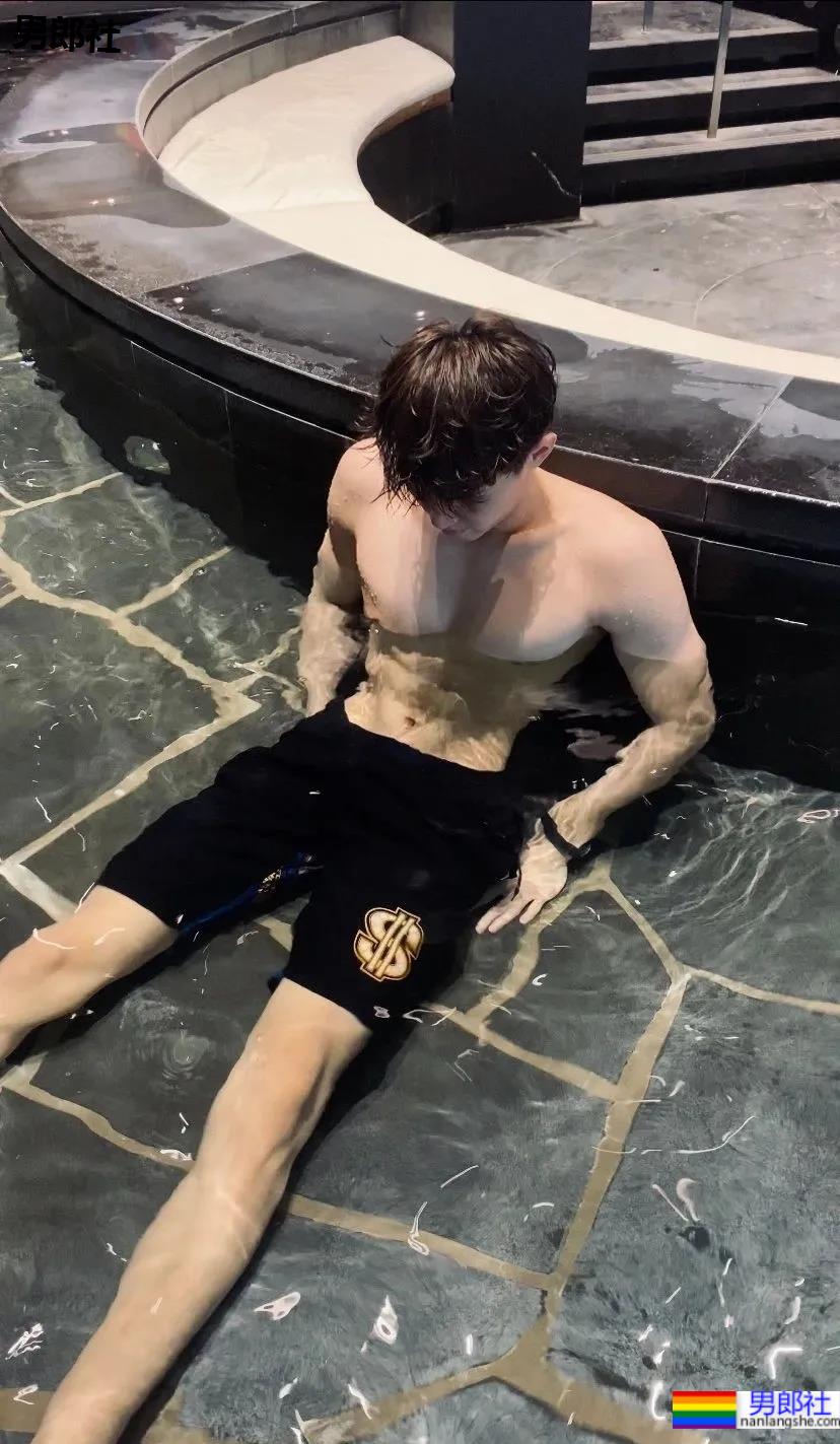 196CM沈阳体院的小哥哥，穿灰裤子简直太A了！ - 51虹马