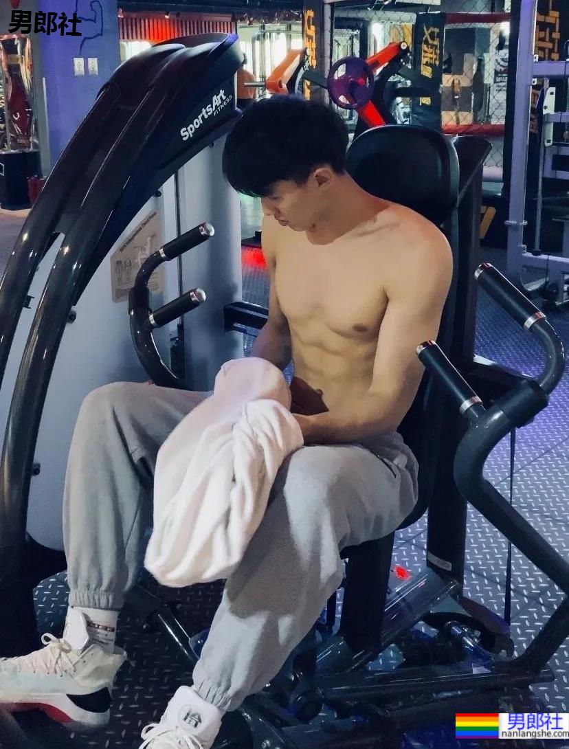 196CM沈阳体院的小哥哥，穿灰裤子简直太A了！ - 51虹马