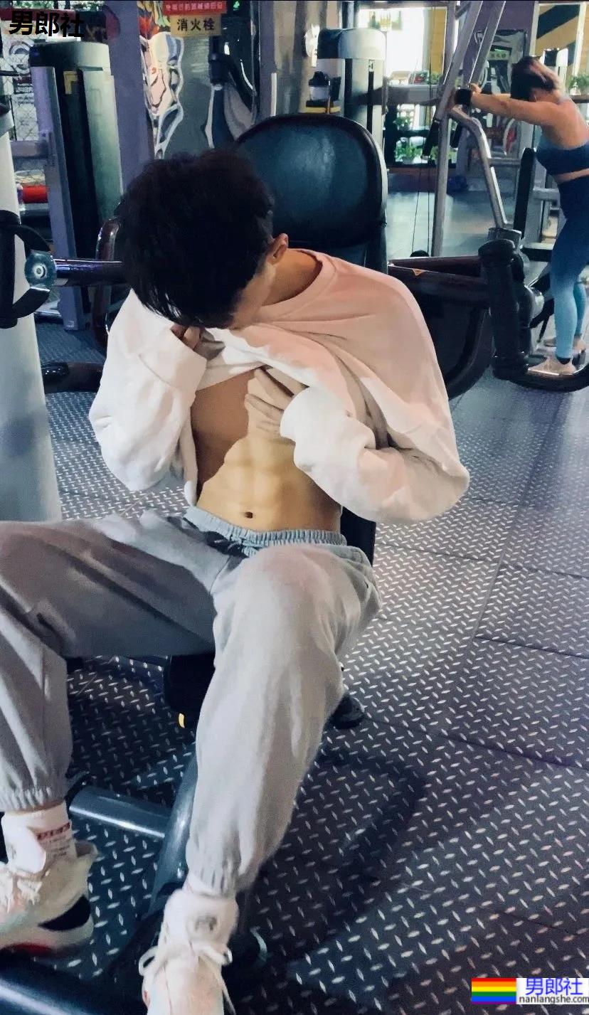 196CM沈阳体院的小哥哥，穿灰裤子简直太A了！ - 51虹马