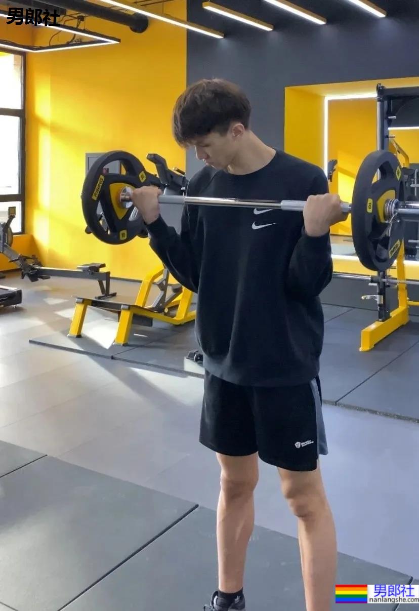 196CM沈阳体院的小哥哥，穿灰裤子简直太A了！ - 51虹马