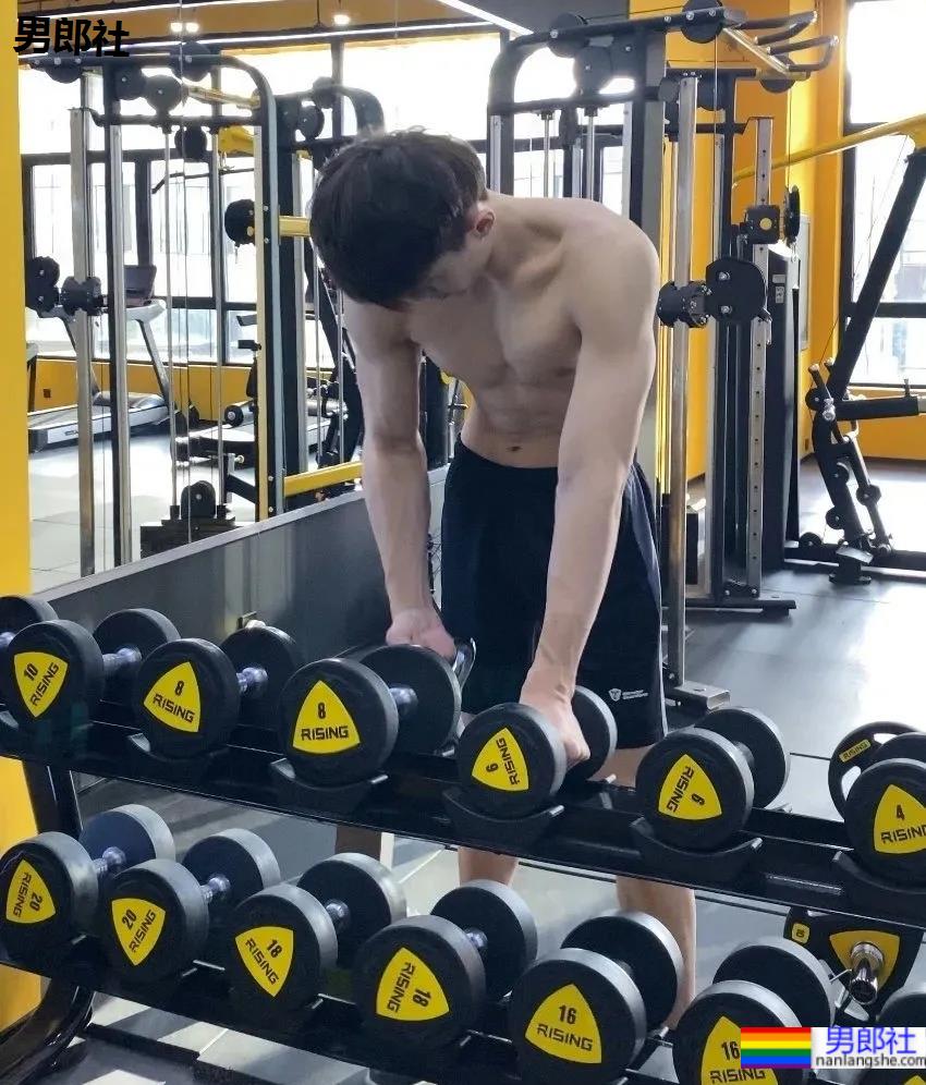 196CM沈阳体院的小哥哥，穿灰裤子简直太A了！ - 51虹马