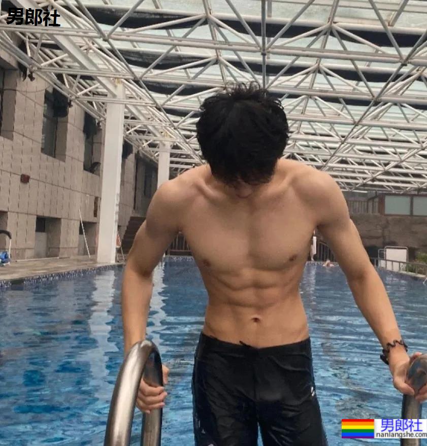 196CM沈阳体院的小哥哥，穿灰裤子简直太A了！ - 51虹马