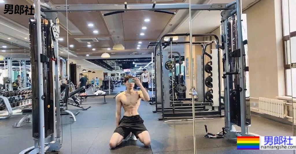 196CM沈阳体院的小哥哥，穿灰裤子简直太A了！ - 51虹马