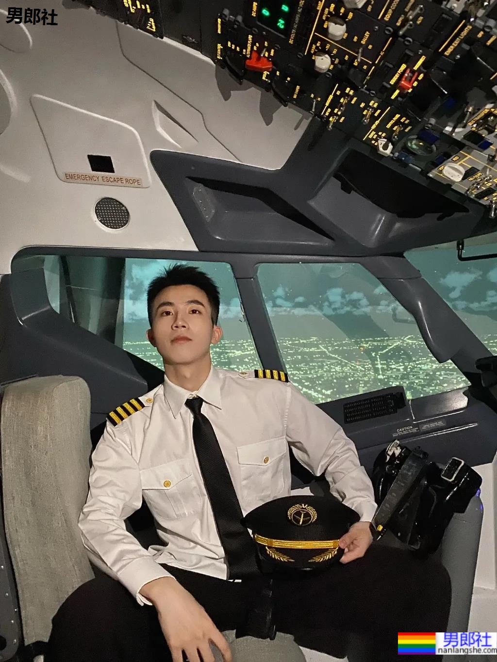 鲜嫩帅气的制服系空少小哥，今日份心动男孩！ - 51虹马